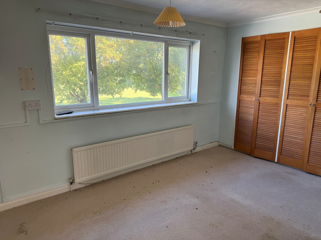 Lot: 137 - SUBSTANTIAL SIX-BEDROOM DETACHED PROPERTY WITH POTENTIAL FOR SUB-DIVISION - Main bedroom with window overlooking rear patio